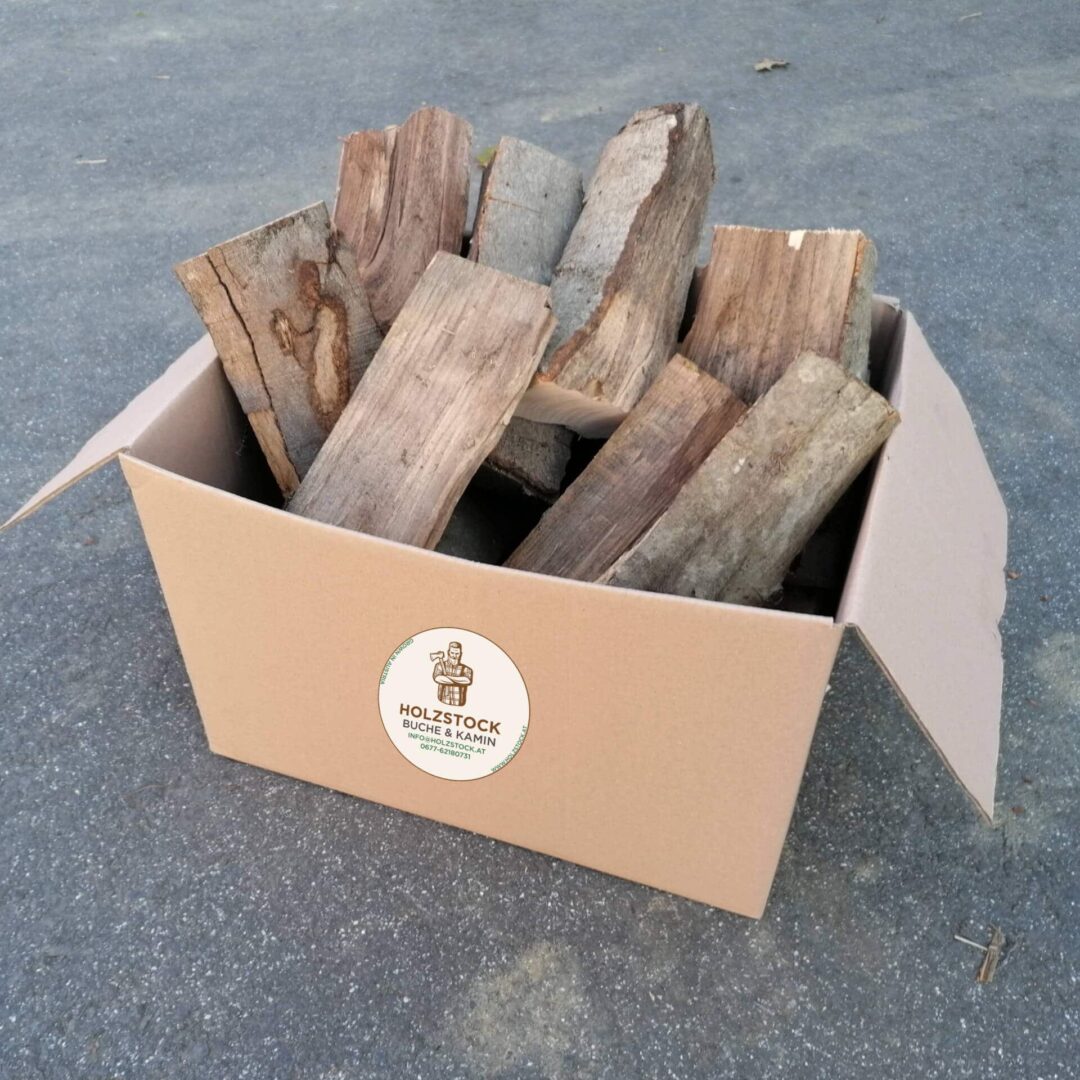 Offene Holzstock Box mit Brennholz darin