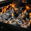 foto eines Grills mit brennendem Holz darin
