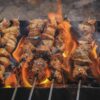Fleischspieße über einem Holzgrill