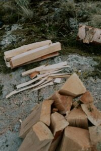 Brennholz in verschiedene Größen gespalten