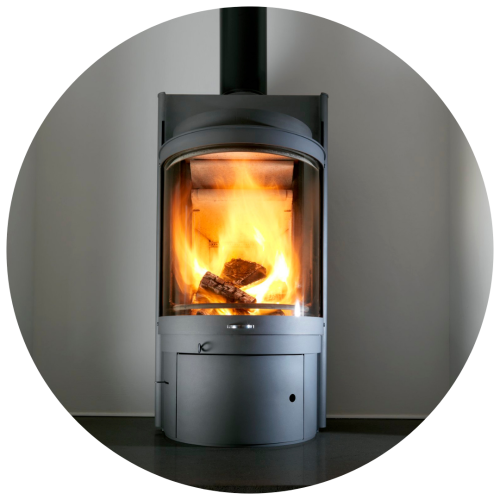 Moderne Kamin mit brennendem Holz in einem Kreis